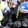 Britští studenti se v centru Londýna perou s policií