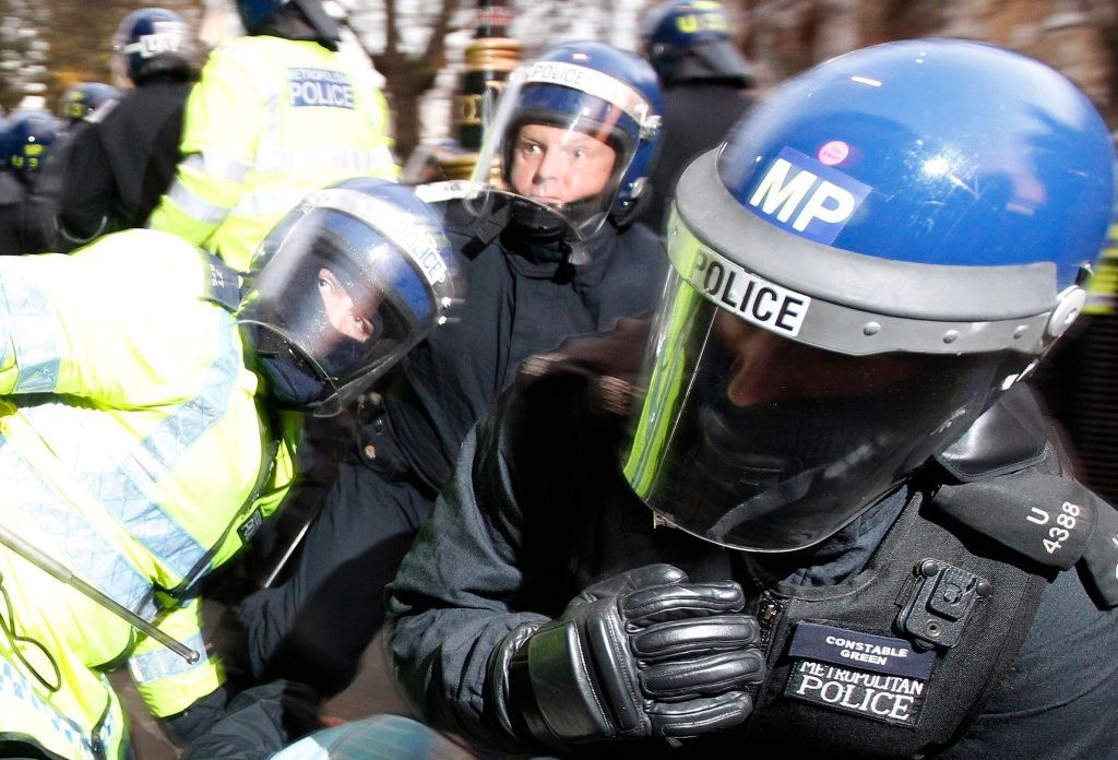 Britští studenti se v centru Londýna perou s policií
