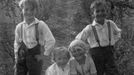 Sourozenci Zapletalovi. Libor, Lumír, Milan a jejich sestra Věrka, která později umřela v sedmi letech na spálu. Podivín 1929.