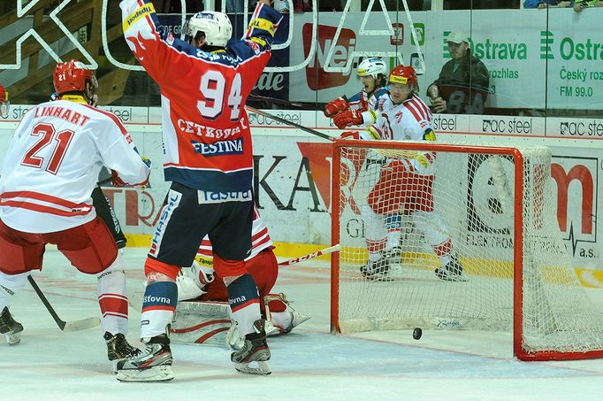 Třinec - Pardubice: Jiří Cetkovský (94) slaví gól