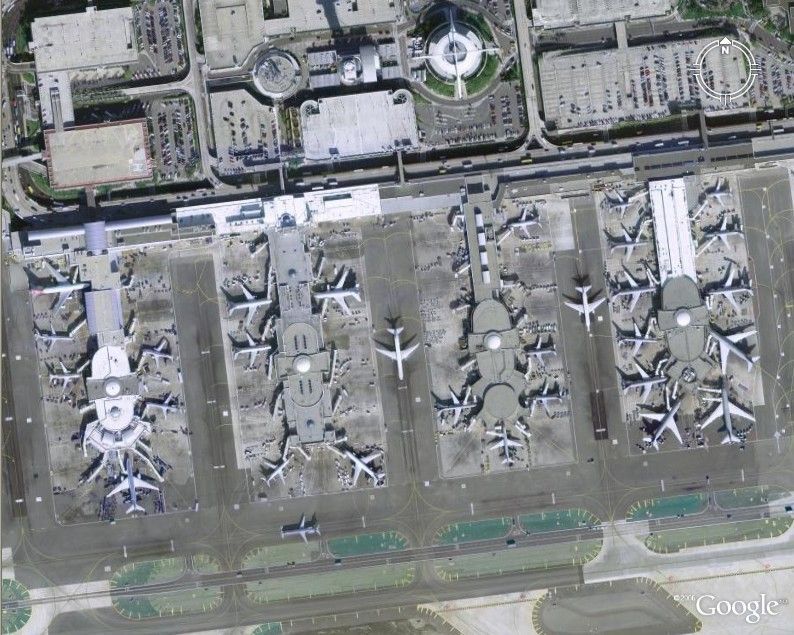 Ruch na letišti v Los Angeles z výšky 800 metrů
