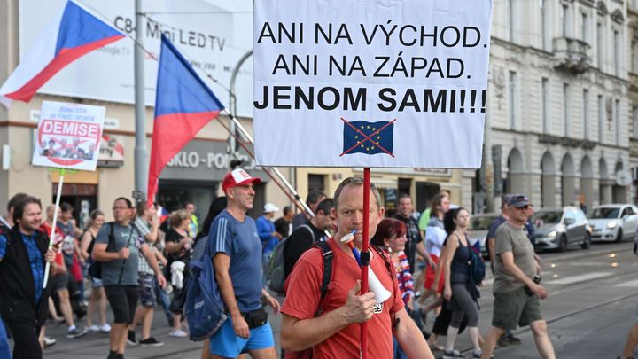 Tisíce protestujících proti vládě pochodovaly Prahou. Žádaly demisi vlády