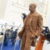 Robot Kuka umí vysoustružit sochu Masaryka.