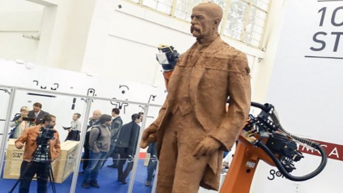 Co letos zaujalo na Strojírenském veletrhu v Brně? Mezi lákadly byla rozhodně Masarykova socha od robota s názvem Kuka.