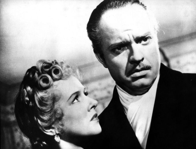 Orson Welles s Dorothy Comingore ve scéně z filmu Občan Kane (1941), který byl režisérským debutem Wellese. Film vznikl, když bylo Wellesovi pouhých 25 let.