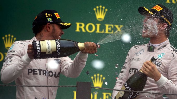 Lewis Hamilton a Nico Rosberg slaví double v Brazílii.