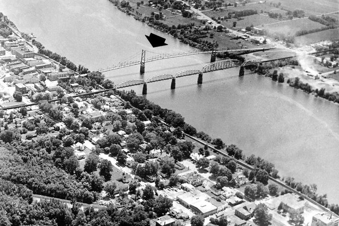 Silver Bridge u Point Pleasant (na fotografii označený šipkou) v Západní Virginii v USA. Snímek snímek z roku 1967.