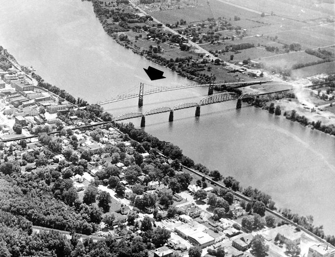 Silver Bridge u Point Pleasant (na fotografii označený šipkou) v Západní Virginii v USA. Snímek snímek z roku 1967.