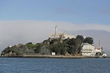 "Konec tolerance té špíny." Trump nařídil znovu otevřít věznici Alcatraz