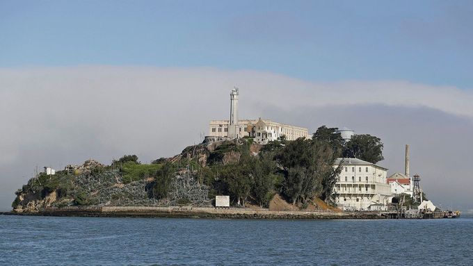 Proslulá federální věznice v někdejší pevnosti Alcatraz v Sanfranciském zálivu byla zřízena v srpnu 1934 a sloužila do března 1963.