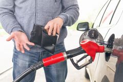 Cena benzinu na pumpách mírně klesla. Nafta ale dál zdražuje, stojí přes 47 korun