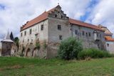 Zdejší zámek je hlavní dominantou malé tisícihlavé obce. Jeho vznik se datuje přibližně do druhé poloviny 12. století. Od té doby prošel pochopitelně mnoha přestavbami a ještě více majiteli.