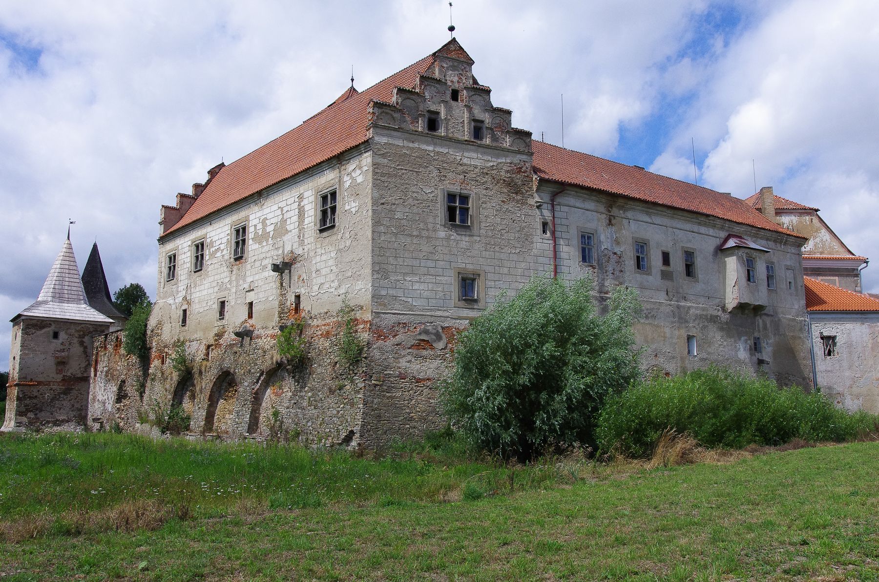 Zámek a obec Červená Řečice
