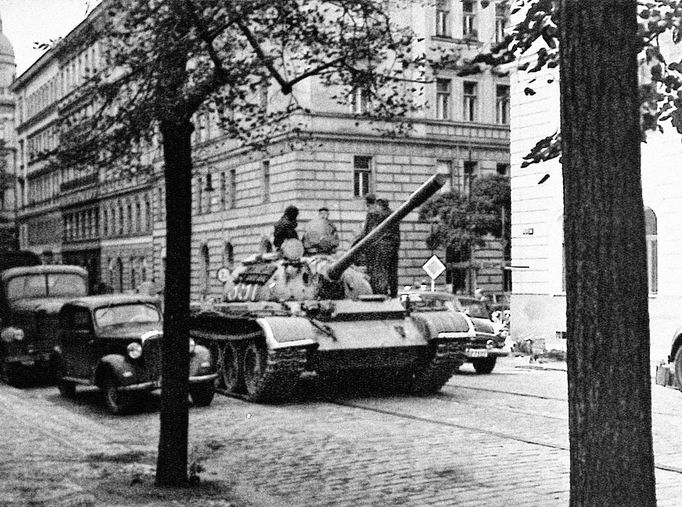 Fotoreprodukce dobového policejního vyšetřovacího spisu k srpnovým událostem v roce 1969.