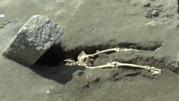 V Pompejích nalezli kostru muže, který zemřel při erupci Vesuvu v roce 79 př. n. l. Zřejmě nestačil kvůli nemocné noze utéct a spadl na něj kvádr.