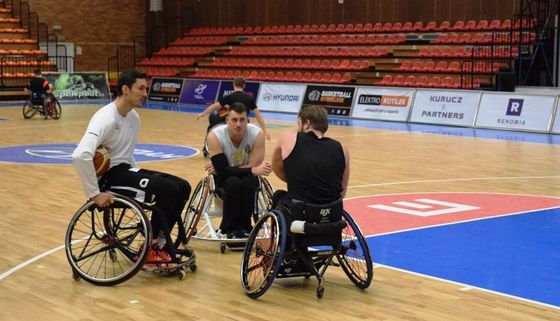 Basketbalisté na vozíku popsali Jiřímu Welschovi pravidla a fungování sportu u nás.