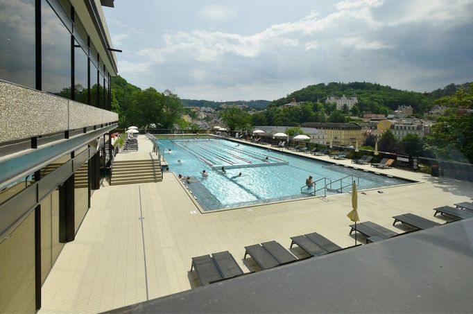 Karlovarský hotel Thermal a přilehlý bazén po rekonstrukci.