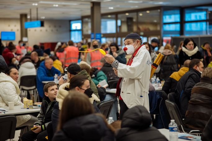 Záběr na sál Kongresového centra v Praze, kde bylo dne 4. 3. 2022 otevřeno centrum pro pomoc uprchlíkům z Ukrajiny.