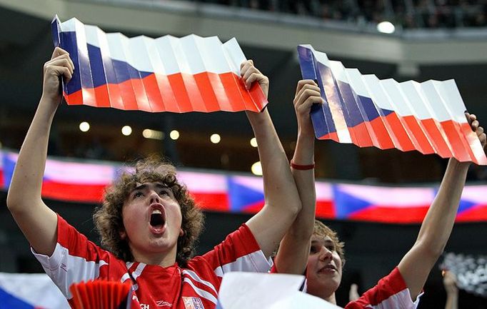 Pokud by o výsledku rozhodovala hlasitost povzbuzování českých fanoušků, nepochybně by Česko vyhrálo. O výsledku však rozhodují góly.