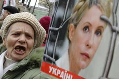 Expremiér Ukrajiny jde z vězení do vězení. Nemá doklady