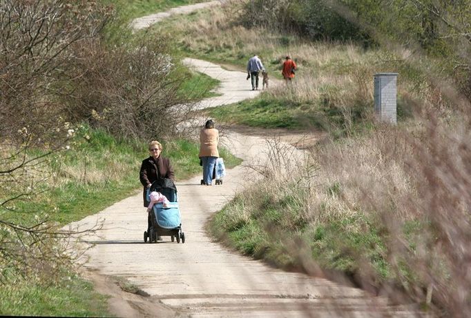 Dnes divoký park v okolí Botiče využívají místní ze sídlišť k procházkám.