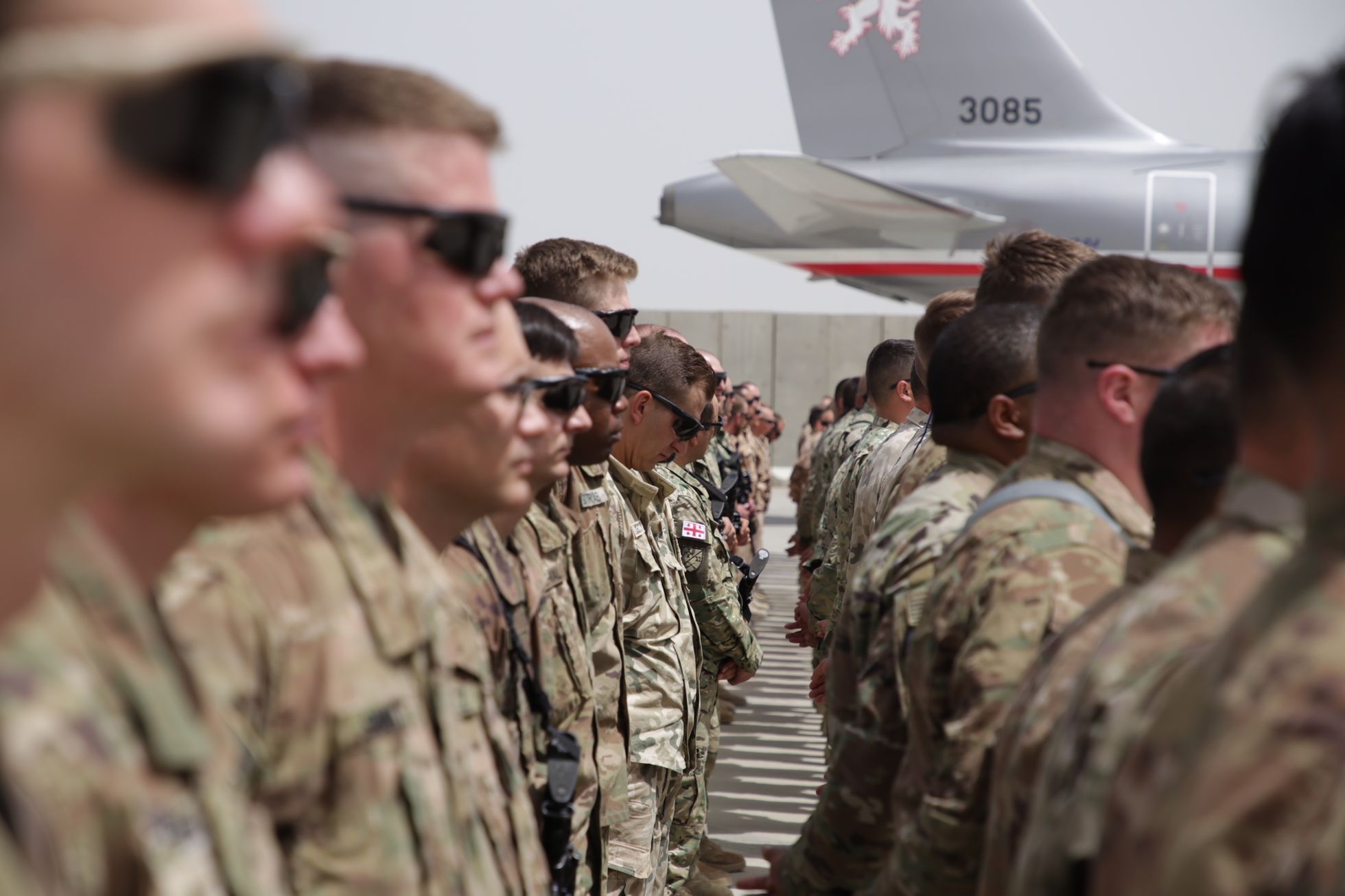 Nástup vojáků v Afghánistánu před vojenským speciálem, který přepravuje do Česka ostatky jejich tří padlých.