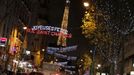 Christmas lights shine on the rue Saint Charles near the Eiffel Tower in Paris, December 4, 2012. REUTERS/Mal Langsdon (FRANCE - Tags: CITYSCAPE) Published: Pro. 4, 2012, 6:03 odp.