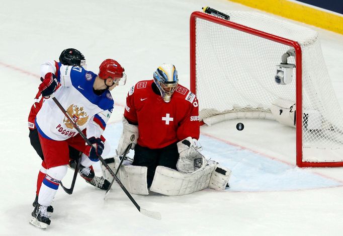 Russia's Vadim Shipachyov (L) scores in front of Switzerland's goalkeeper Leonardo Genoni (R) during the second period of their men's ice hockey World Championship Group