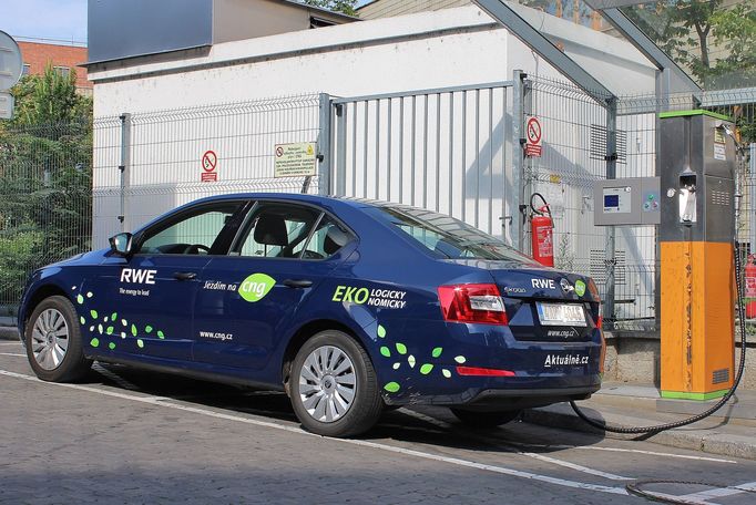 Dlouhodobě testovaná Škoda Octavia G-TEC při tankování.