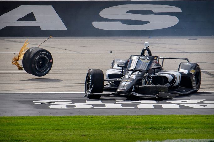 Havárie po startu závodu IndyCar XPEL 375 na oválu Texas Motor Speedway - Sebastian Bourdais