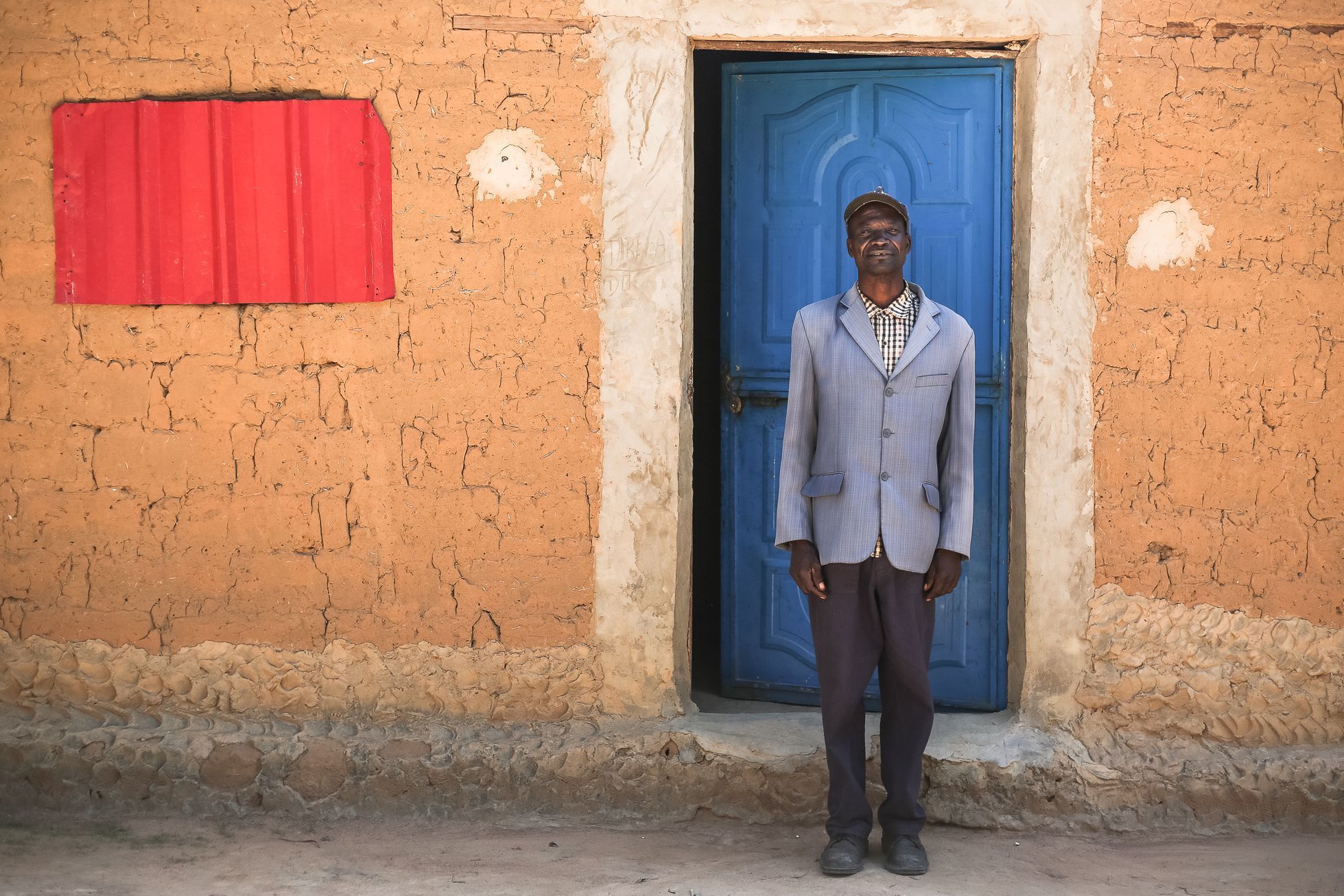 Angola - Člověk v tísní pomáhá s budováním latrín na vesnicích