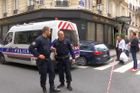 Policie v Paříži zatkla útočníka a osvobodila rukojmí. Jako první vyrazil na místo hasicí robot