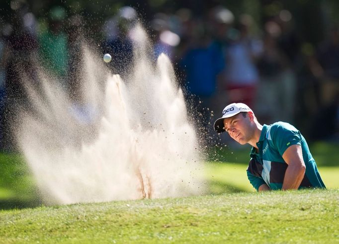 Německý golfista Martin Kaymer střílí z bunkru na 14. jamku Holandského otevřeného turnaje 2012 v Hilversumu.