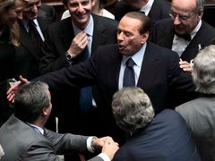Božský Silvio fascinuje politické přátele i odpůrce svou zdánlivou nezničitelností