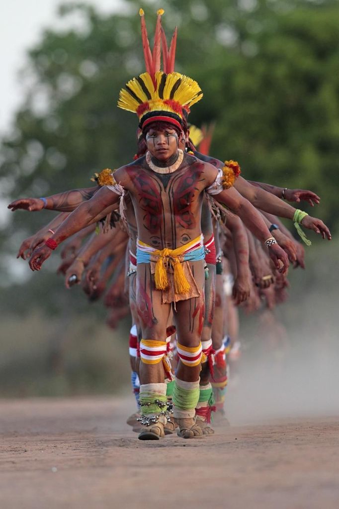 Yawalapiti men dance during the celebration of this year's 'quarup,' a ritual held over several days to honour in death a person of great importance to them, in the Xingu National Park, Mato Grosso State, August 14, 2012. This year the Yawalapiti tribe honoured two people - a Yawalapiti Indian who they consider a great leader, and Darcy Ribeiro, a well-known author, anthropologist and politician known for focusing on the relationship between native peoples and education in Brazil. Picture taken August 14, 2012. REUTERS/Ueslei Marcelino (BRAZIL - Tags: SOCIETY ENVIRONMENT TPX IMAGES OF THE DAY) FOR EDITORIAL USE ONLY. NOT FOR SALE FOR MARKETING OR ADVERTISING CAMPAIGNS. ATTENTION EDITORS - PICTURE 11 OF 37 FOR THE PACKAGE 'THE YAWALAPITI QUARUP RITUAL' Published: Srp. 29, 2012, 10:20 dop.