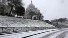 View of a snow-covered street near the Sacre Coeur Basilica in Paris March 12, 2013 as winter weather with snow and freezing temperatures returns to northern France. REUTERS/Jacky Naegelen (FRANCE - Tags: ENVIRONMENT) Published: Bře. 12, 2013, 11:43 dop.