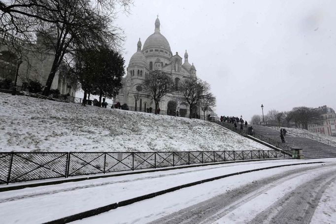 View of a snow-covered street near the Sacre Coeur Basilica in Paris March 12, 2013 as winter weather with snow and freezing temperatures returns to northern France. REUTERS/Jacky Naegelen (FRANCE - Tags: ENVIRONMENT) Published: Bře. 12, 2013, 11:43 dop.