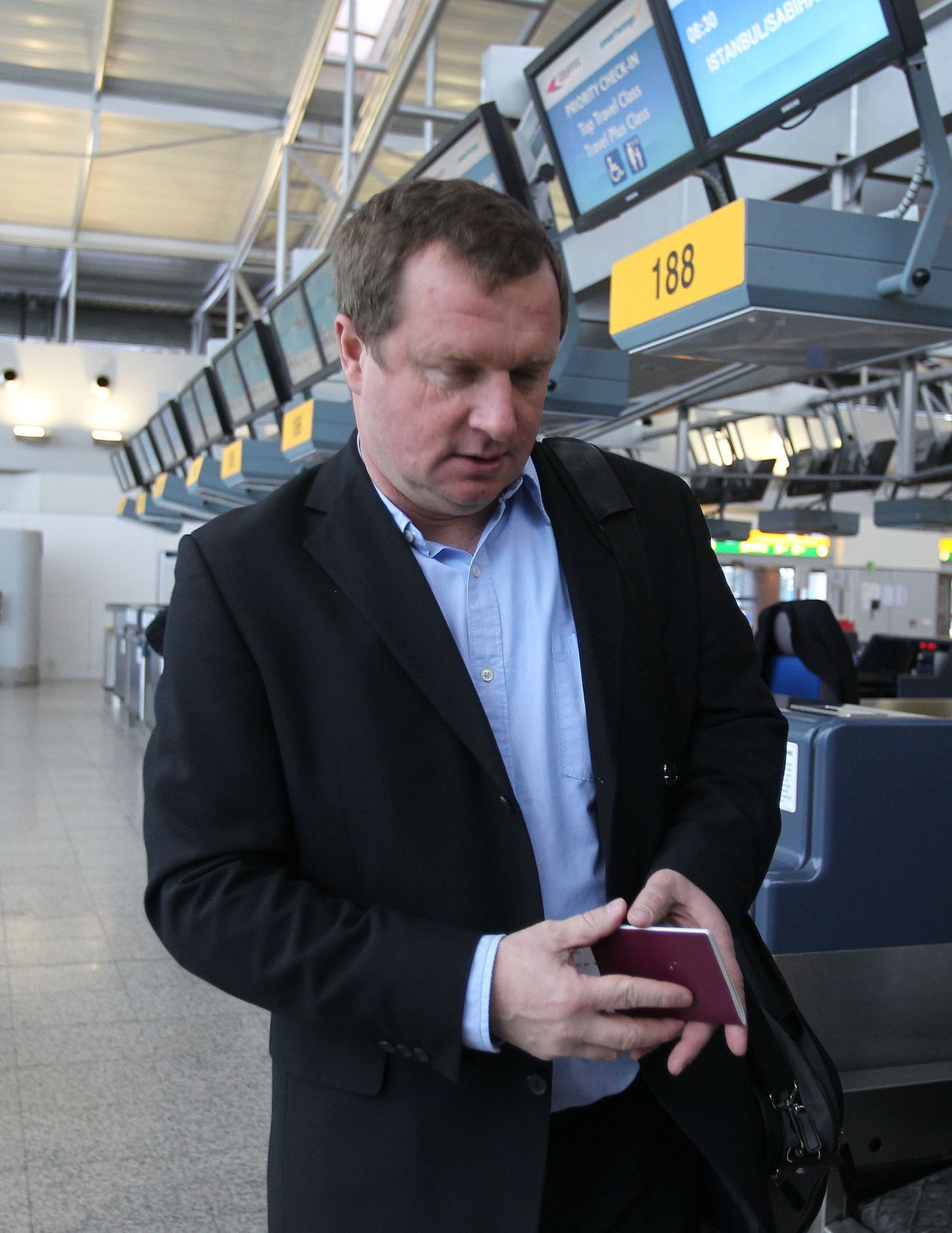 Pavel Vrba na pražském letišti před odletem do Istanbulu