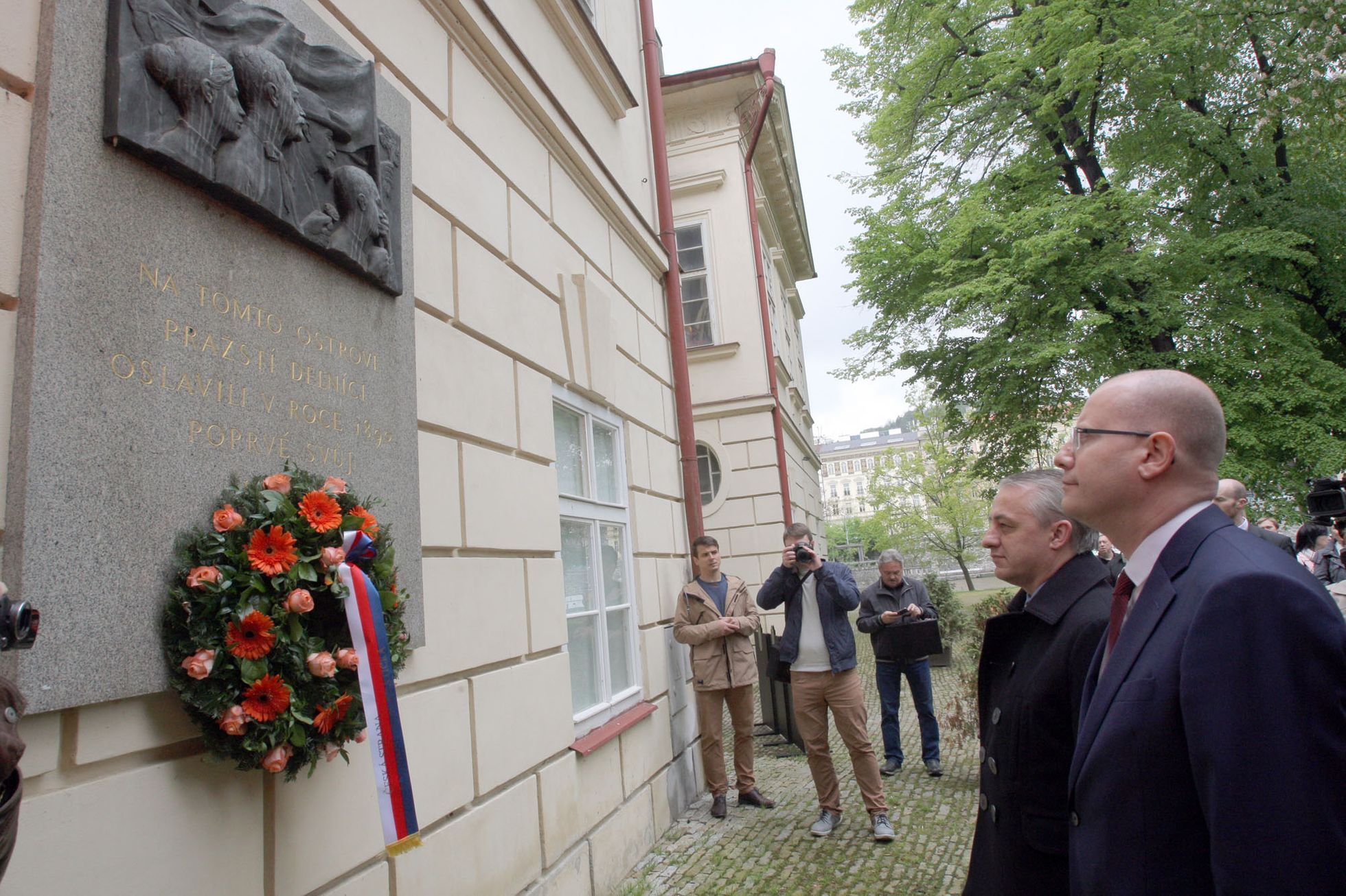 Sobotka u rozhlasu klade věnec