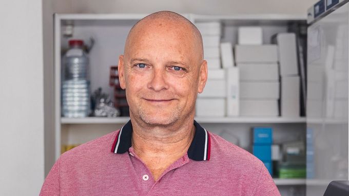 Lékař Peter Bauer. V čele společnosti Bioinova stojí od roku 2016. Vede tým zajišťující výrobu a výzkum kmenových buněk a koordinuje klinické studie.