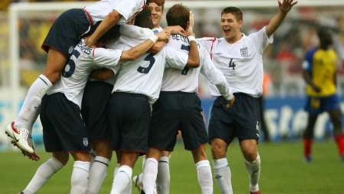 Angličtí fotbalisté se radostně vrhají na střelce gólu proti Ekvádoru Davida Beckhama (druhý zprava).