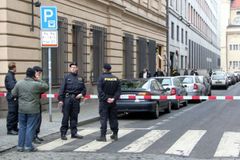 Dělníci našli na stavbě v Praze dělostřelecký granát, policie celý objekt vyklidila