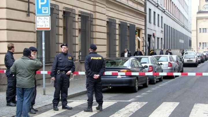 Dělníci našli na stavbě v Praze dělostřelecký granát, policie celý objekt vyklidila
