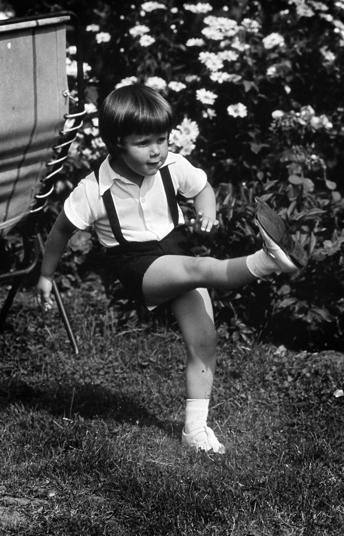 Dánský korunní princ Frederik jako čtyřletý chlapec na prázdninách v rezidenci královské rodiny Chateau de Caix ve Francii v létě roku 1972.