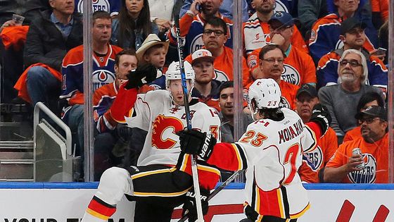 Michael Frolík byl jediným českým hráčem, který první den sezony bodoval, Calgary ovšem Edmontonu podlehlo 4:7. Hlavní hvězdou večera ale byl Auston Matthews, podívejte se na fotografie!