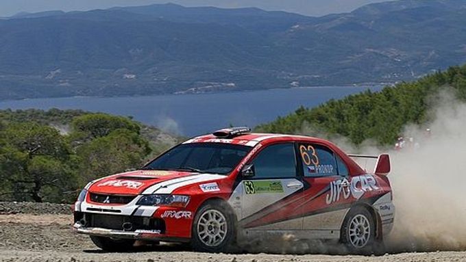 Posádka Martin Prokop - Jan Tománek se svým Mitsubishi na trati Rallye Akropolis.