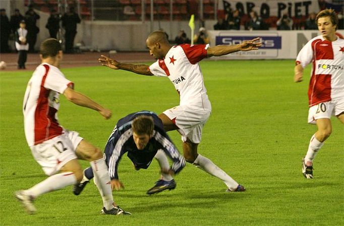 Záložník Mickael Tavares přispěl k úspěchu SK Slavia Praha výbornou prací při obirání soupeře o míč.