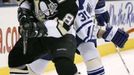 Sidney Crosby v utkání proti Torontu, kdy se ubránil i Pavel Kubina