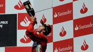 Fernando Alonso si druhý triumf v domácí Velké ceně v životě vychutnal se vším všudy.