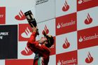 Fernando Alonso si druhý triumf v domácí Velké ceně v životě vychutnal se vším všudy.